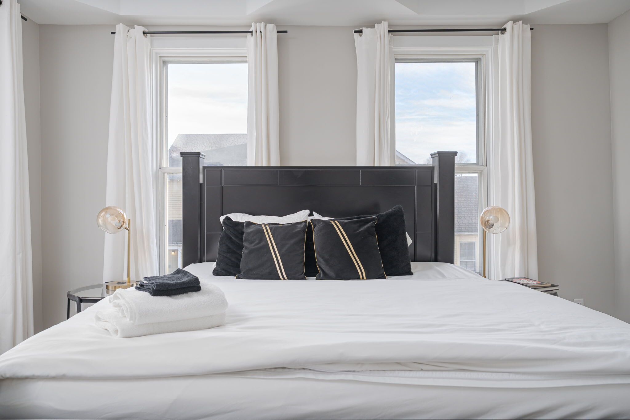 6 bedrooms, desk, iron/ironing board, travel crib