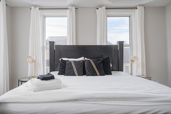 6 bedrooms, desk, iron/ironing board, travel crib