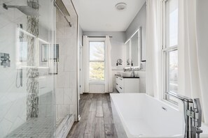 Badewanne, Haartrockner, Handtücher