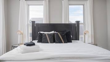 6 bedrooms, desk, iron/ironing board, travel crib