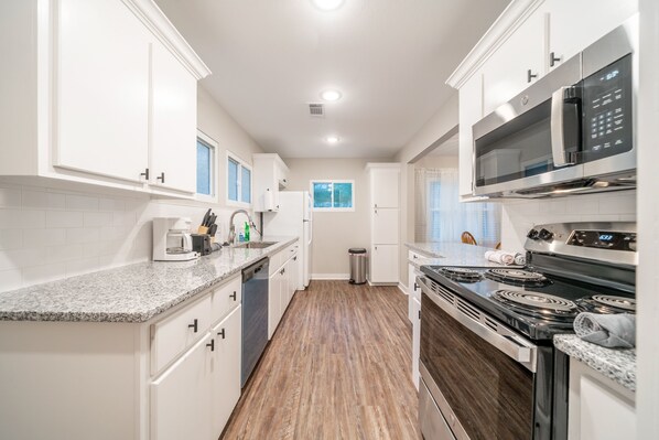 Fridge, microwave, oven, stovetop - Newly Remodeled 3 Bedroom In Uptown - Sleeps 6!! (Hot Springs)