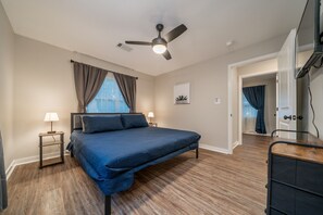 3 bedrooms, desk, free WiFi, bed sheets - Newly Remodeled 3 Bedroom In Uptown - Sleeps 6!! (Hot Springs)