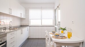 Kaffetrakter/tekoker, kjøleskap, mikrobølgeovn og ovn