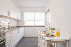 Fridge, microwave, oven, coffee/tea maker