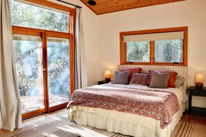 5 bedrooms, desk, iron/ironing board, travel crib - Lux, creekfront 8-acre retreat with hot tub (Nevada City)