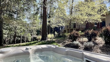 Tina de hidromasaje al aire libre