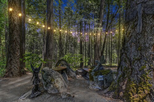 Lux, creekfront 8-acre retreat with hot tub