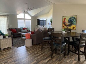 Smart TV, fireplace - Spacious, yet cozy home set in vineyard with scenic river views. (Lockeford)
