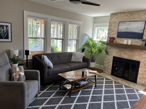 Smart-TV, Kamin, Bücher, Stereoanlage