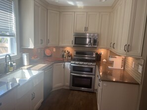 Fridge, microwave, oven, stovetop - Charming 4 bedroom, 2 bath home near dowtown Fargo. (Fargo)