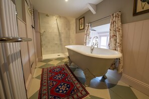 Baignoire, sèche-cheveux, serviettes fournies