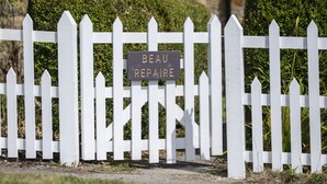 A white picket fence with a sign that reads "BEAU REPAIRE". - Beau Repaire -  Castle Howard, Coneysthorpe , Yorkshire (York)