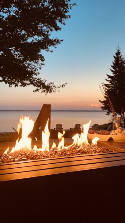 Premier Lakeshore Retreat