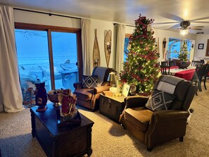 Smart TV, fireplace, books - Premier Lakeshore Retreat (Onaway)