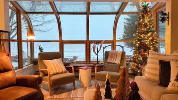 TV connectée, cheminée, livres