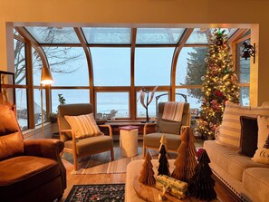 Smart TV, fireplace, books - Premier Lakeshore Retreat (Onaway)