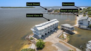 Une propriété située au bord de l’eau, dotée d’un quai, offrant une vue sur le centre-ville, ainsi que d’une plage et d’un espace vert aménagé en parc.