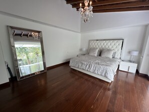 4 bedrooms, WiFi - MEDELLIN POBLADO MANSION NEAR TESORO MALL (Medellín)