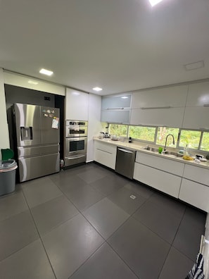 Private kitchen - MEDELLIN POBLADO MANSION NEAR TESORO MALL (Medellín)