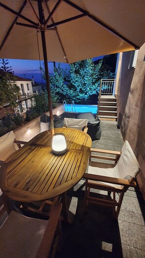 Outdoor dining - Loft bedroom villa with pool (Ithaki)