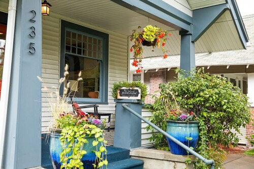 Historic Bungalow 3 bed, 3 bath near Whitman College and downtown Walla Walla. 