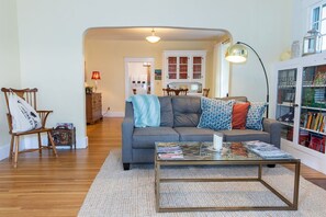 Smart TV, fireplace, books, stereo - Historic Bungalow 3 bed, 3 bath near Whitman College and downtown Walla Walla.  (Walla Walla)