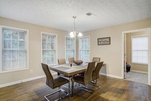 Dining - 🌴Paradise of Atlanta🌴 4BR/3BTH⭐️2 Game Rm⭐️2 Fireplaces⭐️10 min from Airport (Conley)