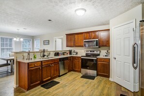 Fridge, microwave, oven, stovetop - 🌴Paradise of Atlanta🌴 4BR/3BTH⭐️2 Game Rm⭐️2 Fireplaces⭐️10 min from Airport (Conley)