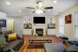 Téléviseur connecté, foyer, table de baby-foot, chaîne audio