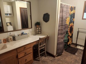 Een douche, handdoeken, zeep, toiletpapier