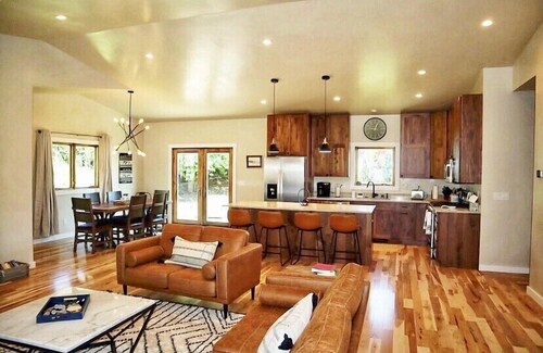 Locally owned family-friendly mountain getaway!