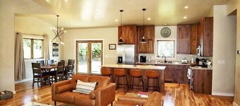 Locally owned family-friendly mountain getaway!