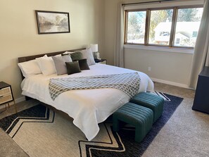 3 chambres, bureau, fer et planche à repasser, lit parapluie