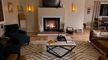 TV connectée, cheminée, livres