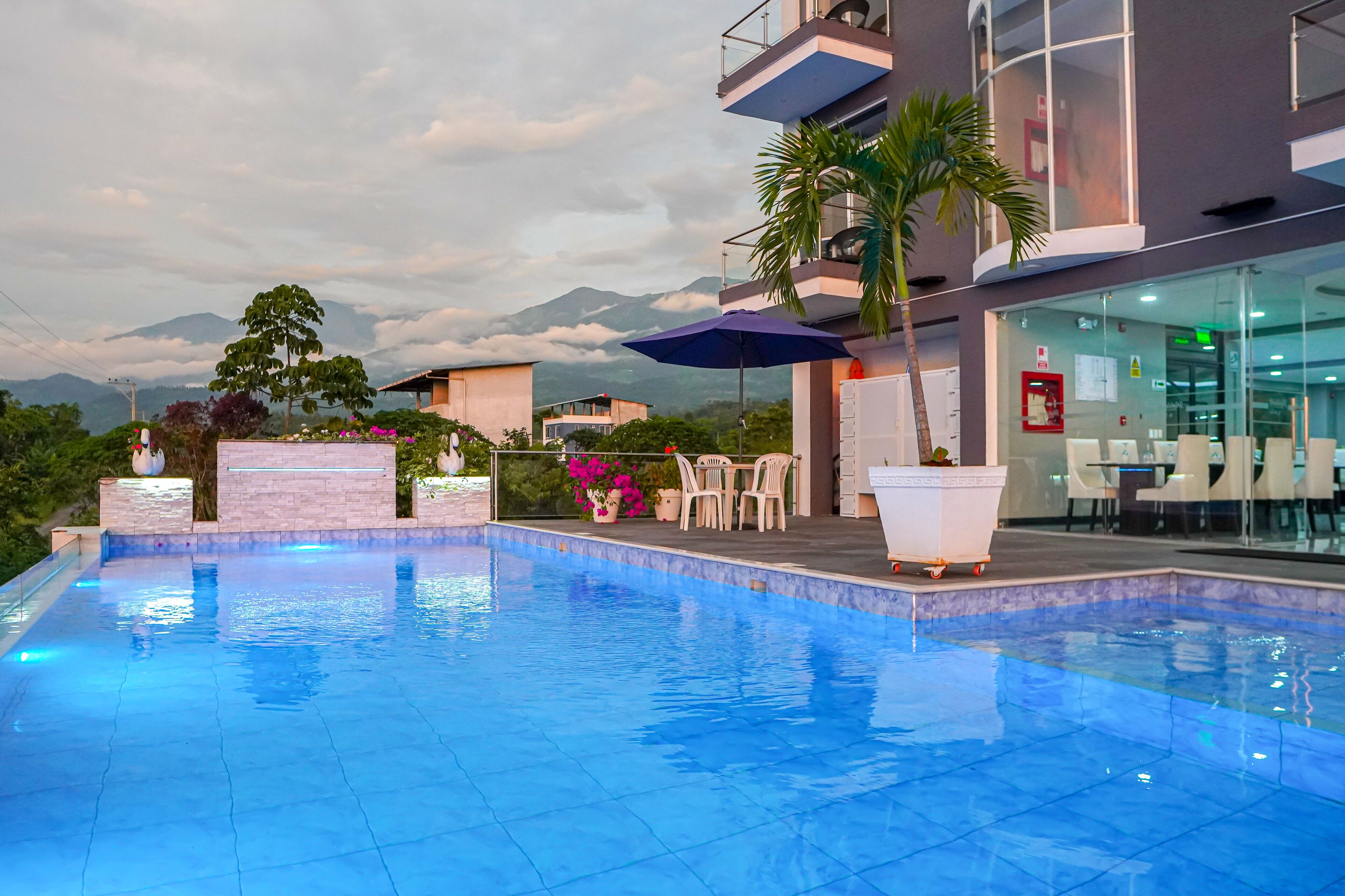 15 outdoor pools, open 10:00 AM to 10:00 PM, pool umbrellas
