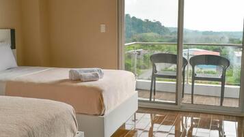 2 عدّة غرف نوم وطراز فريد لكل وحدة وستائر تعتيم ومكواة/لوح كي