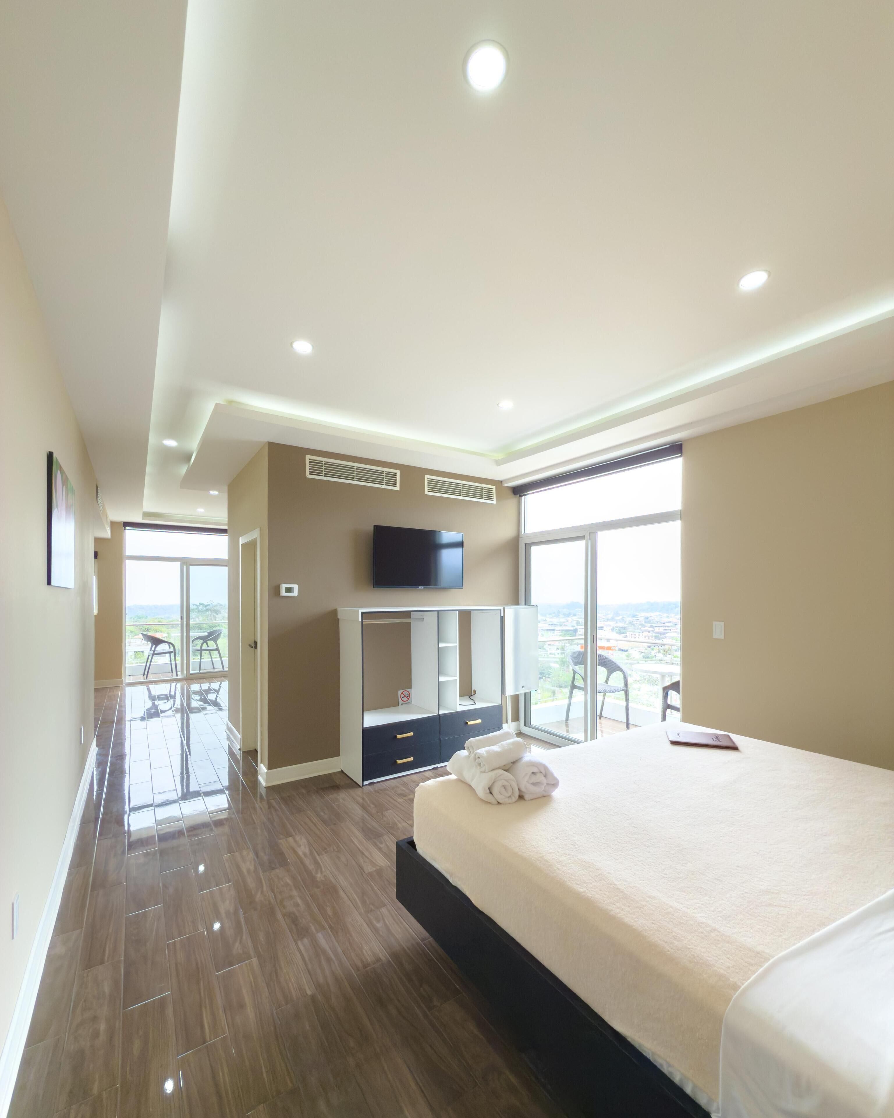 طراز فريد لكل وحدة وستائر تعتيم ومكواة/لوح كي وواي فاي مجانًا