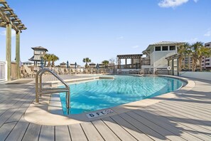 Alberca al aire libre y alberca climatizada