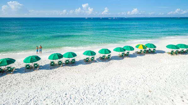 En la playa y toallas de playa