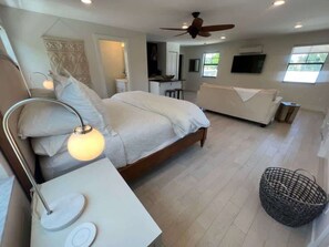 4 bedrooms, iron/ironing board, WiFi, bed sheets - Villa del Flamingo - Modern Living & Poolside Escape in Flamingo Park (West Palm Beach)