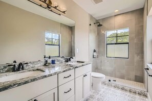 Dusch, hårtork och handdukar