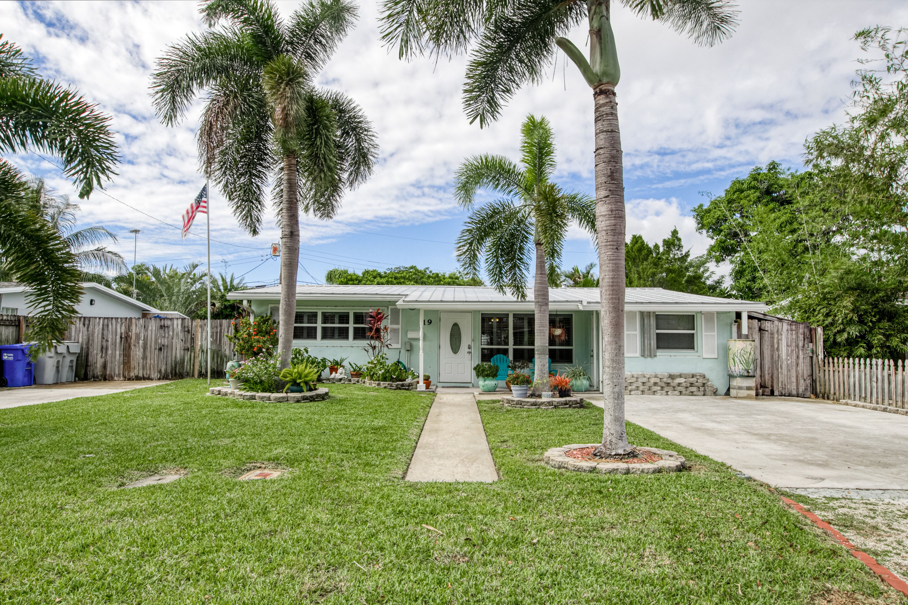 Tropical, dog-friendly oasis with yard, grill & central AC - snowbird-friendly