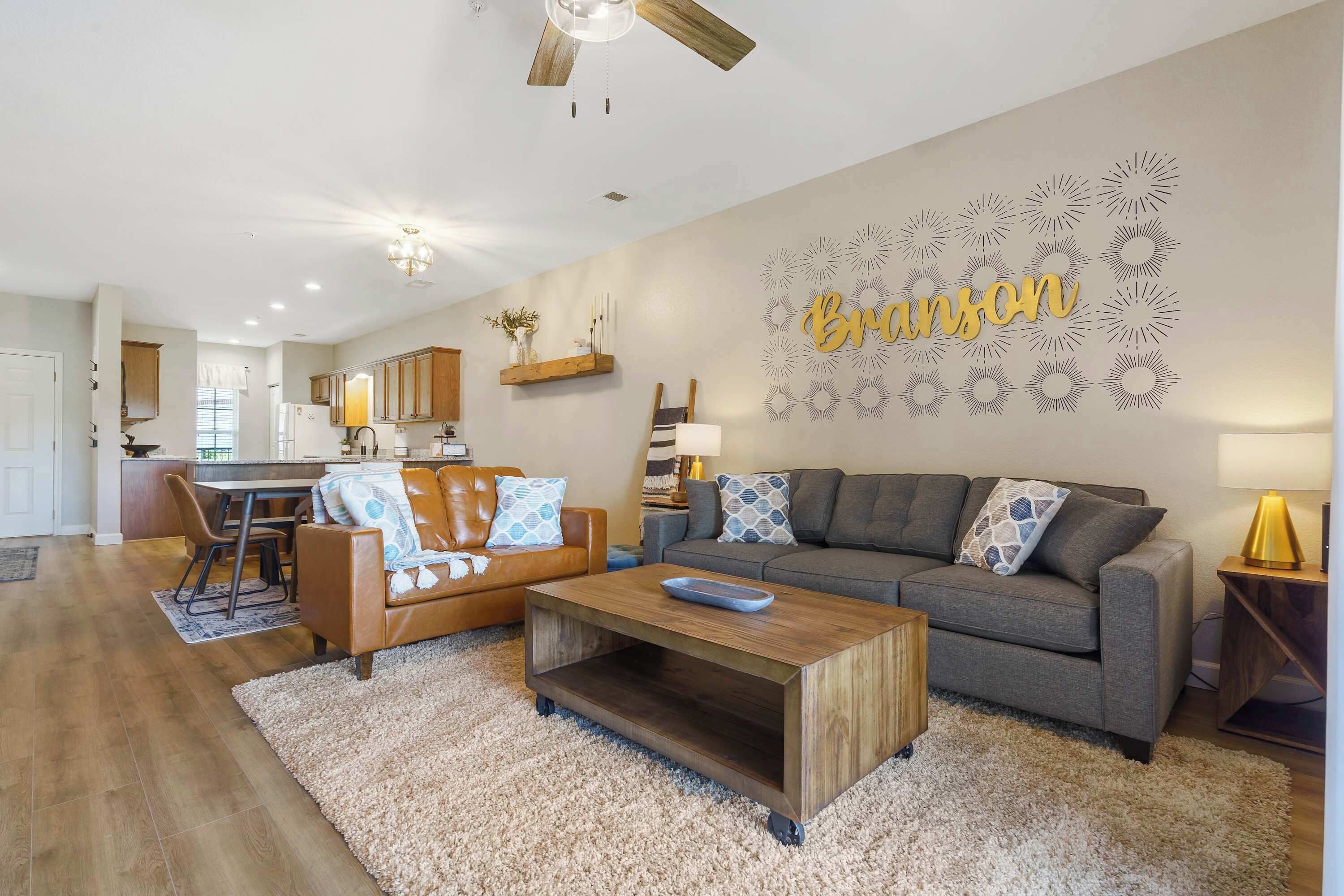 Condo, varias camas, patio, vista al campo de golf (The Branson Experience) | Área de sala de estar | Televisión de pantalla plana de 42 pulgadas con canales digitales 