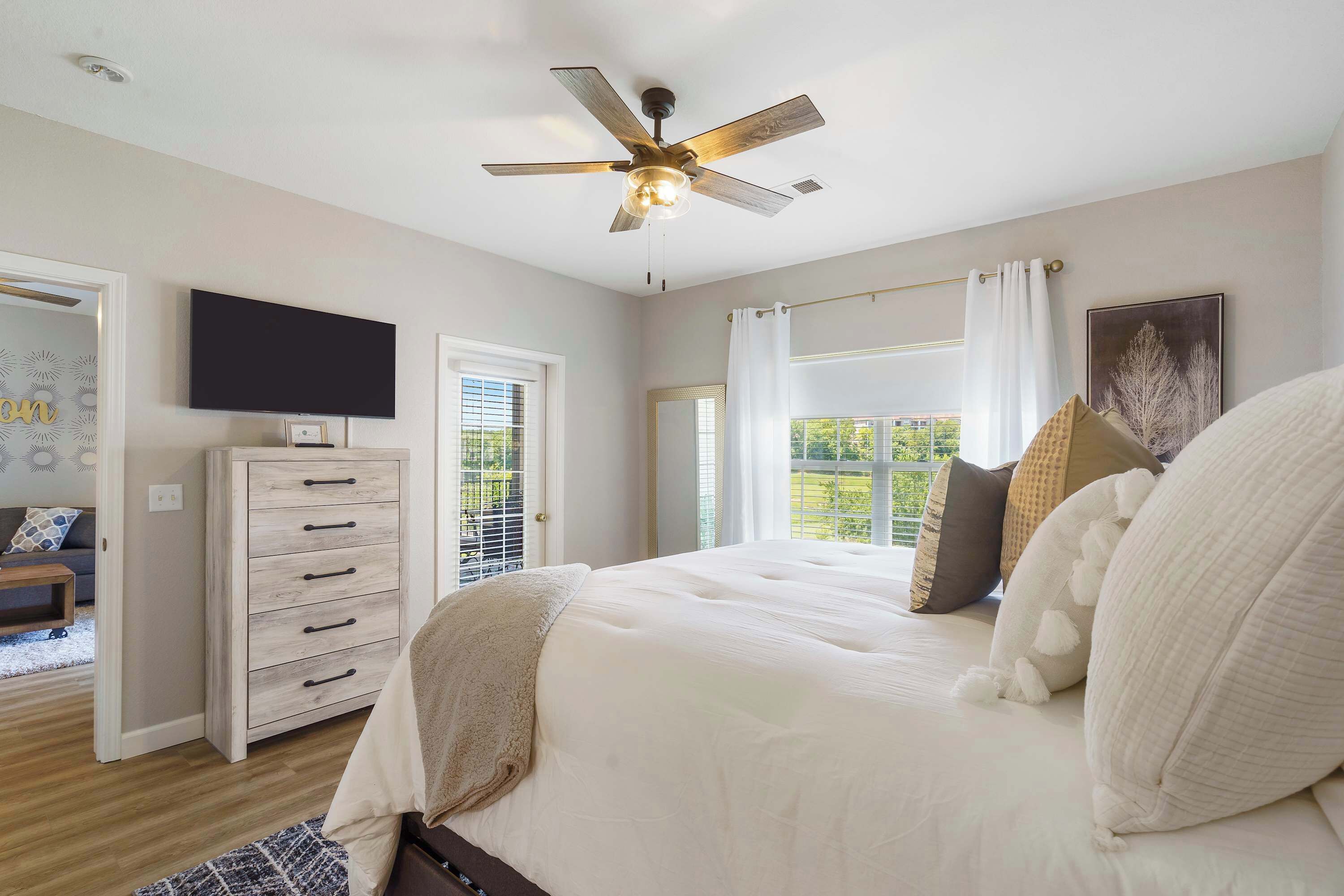 2 عدّة غرف نوم وبديكورات فريدة لكل غرفة وطراز فريد لكل وحدة