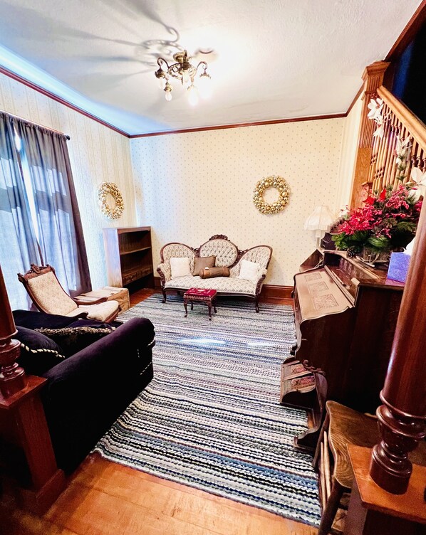 Smart TV - Charming Country Victorian Farm House (Barton)