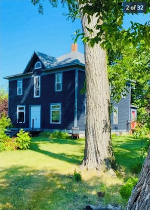 Exterior - Charming Country Victorian Farm House (Barton)