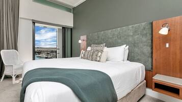 2 bedrooms, desk, iron/ironing board, WiFi