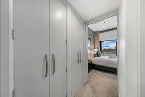 2 Schlafzimmer, Schreibtisch, Bügeleisen/Bügelbrett, kostenloses WLAN