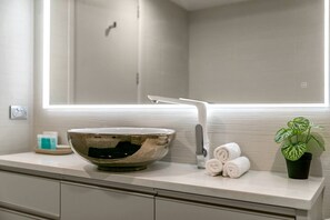 Regendusche, Haartrockner, Handtücher