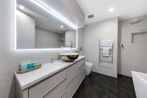 Douche à « effet pluie », sèche-cheveux, serviettes fournies